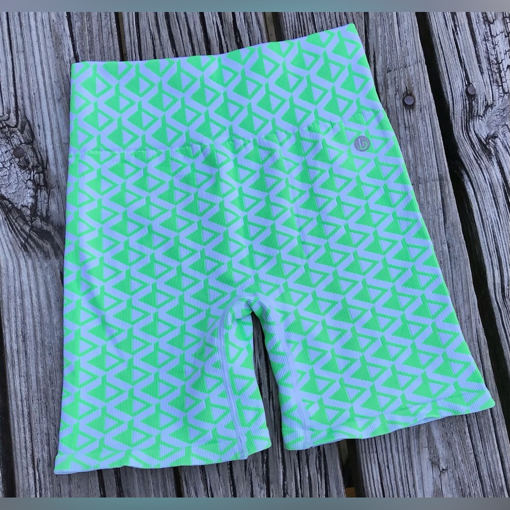 Ladies S IBODY White Lime Green Abstract Shapes Pattern Stretchy Workout Shorts